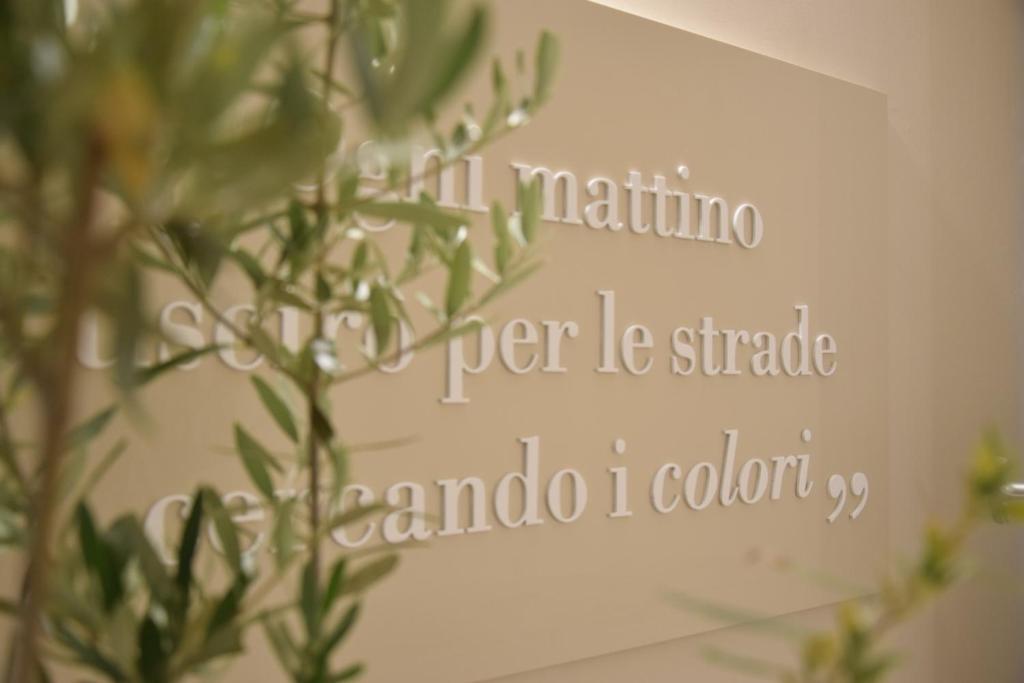 莫诺波利Allo Zefiro的墙上的植物标牌