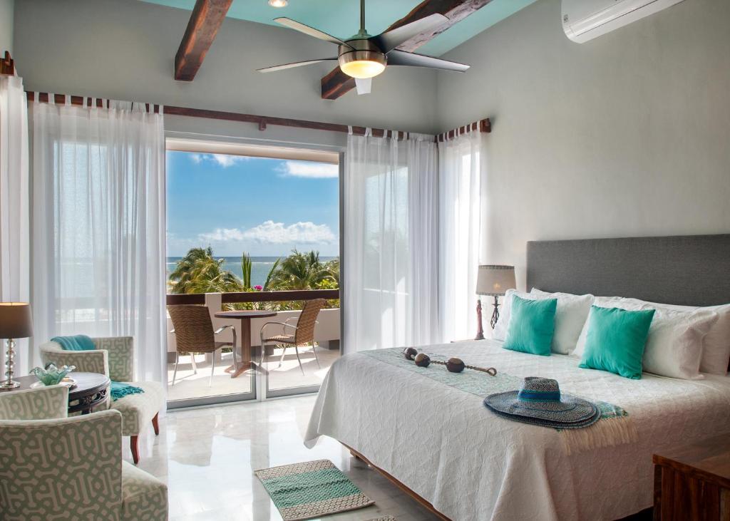莫雷洛斯港Casa Agua Azul的一间卧室设有一张床,享有海景