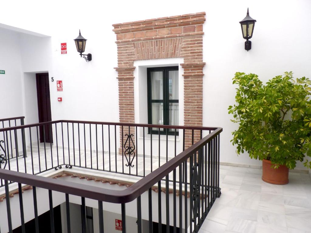 奇克拉纳－德拉弗龙特拉Hostal Boutique Casa La Laja的阳台设有黑色栏杆和植物
