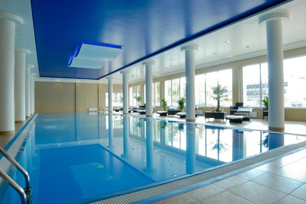 罗兹安姆巴什达尊享酒店的大型建筑中的大型游泳池