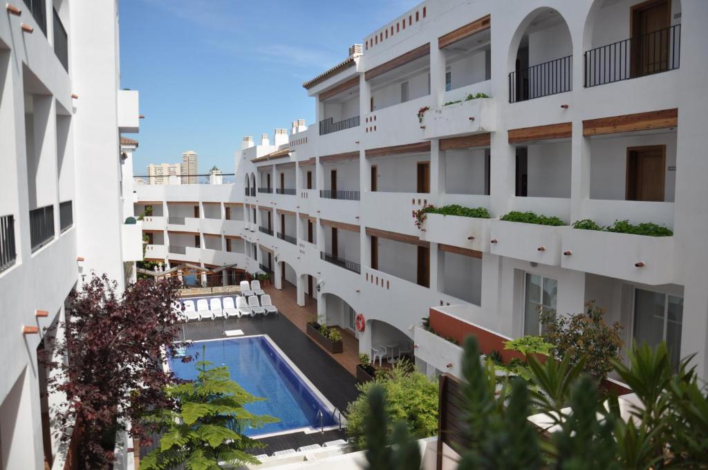 佩尼斯科拉玛尔港酒店的公寓大楼的中间设有游泳池