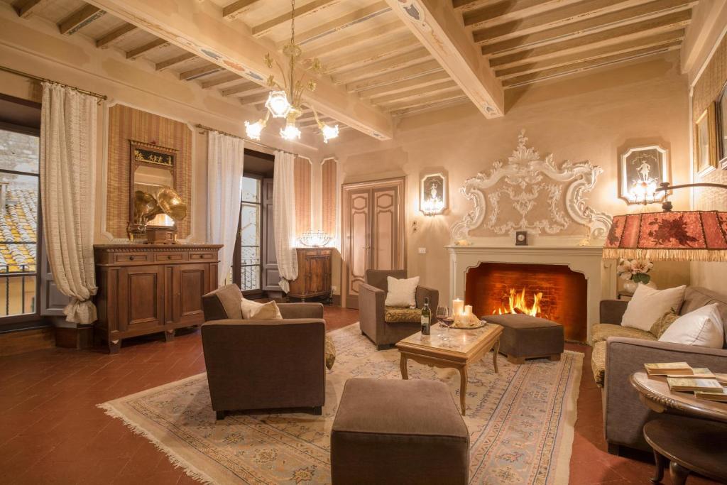 蒙特普齐亚诺法布罗尼公寓的客厅配有家具和壁炉