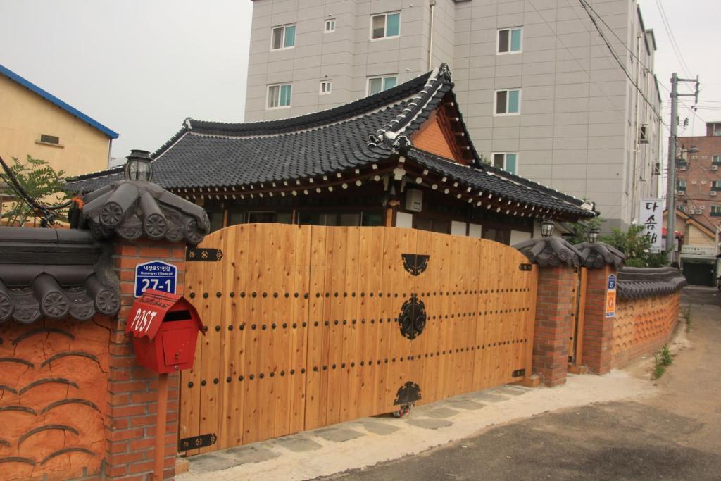 光州Dasomchae Hanok stay的大楼前有门的建筑物