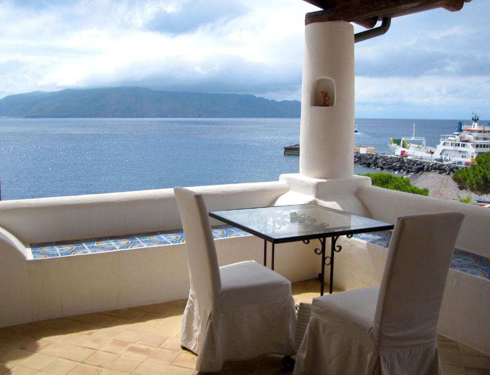 圣马里纳萨利纳圣塔马丽娜酒店的一个带桌椅的海景阳台