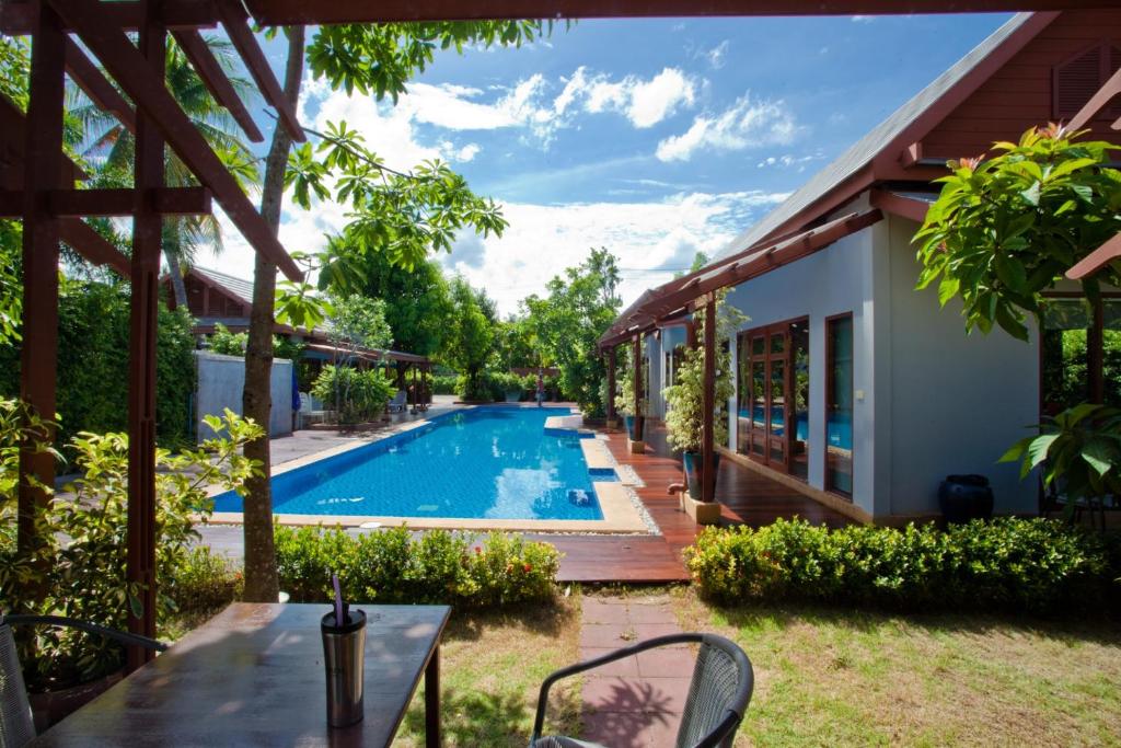 安帕瓦阿尔代亚泳池别墅度假村的一座房子里游泳池的形象