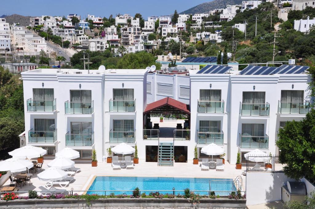居姆贝特Gun-Ay Hotel的享有酒店空中美景,设有游泳池