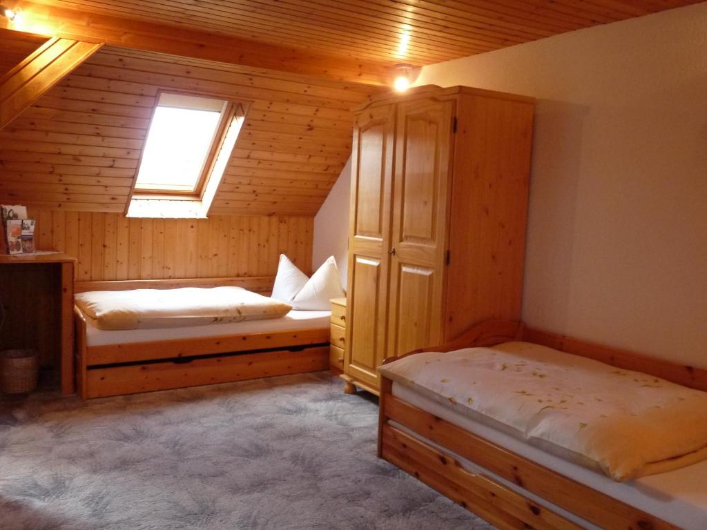 魏玛Pension a la Kleinert的小木屋内一间卧室,配有两张床