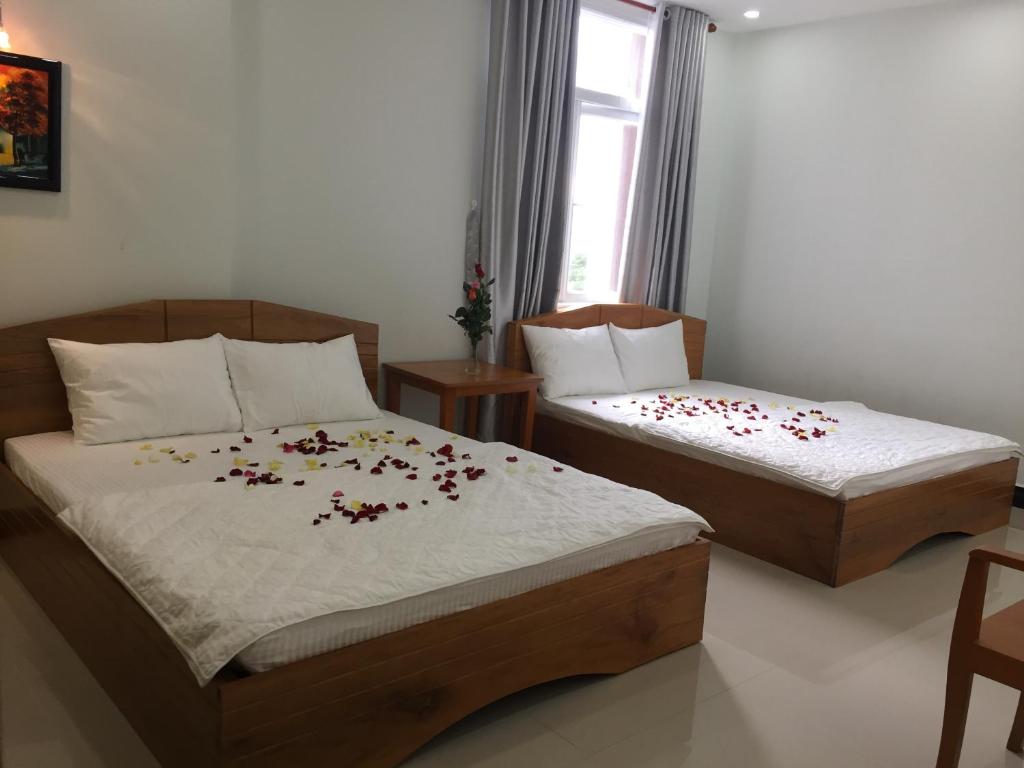 绥和市塔恩拉姆酒店的一间卧室配有两张鲜花床。