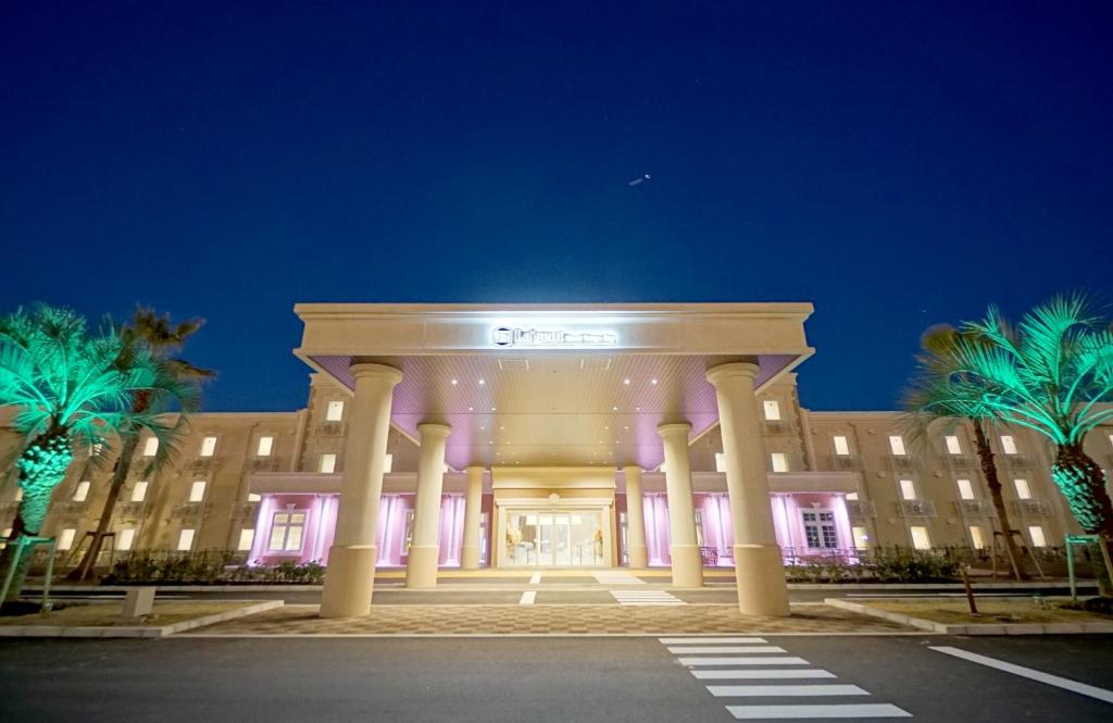 浦安东京湾拉哥特酒店的一座带柱子和紫色灯的大建筑