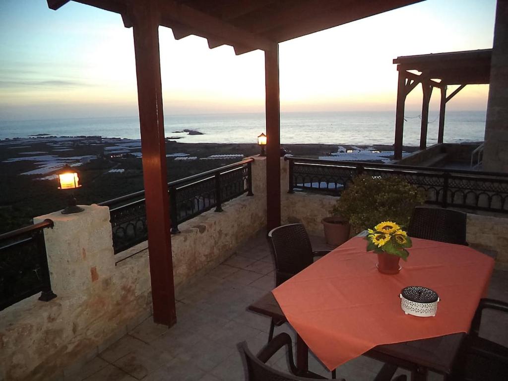 法拉萨纳Kavousi Traditional Home的一个带桌子的海景庭院