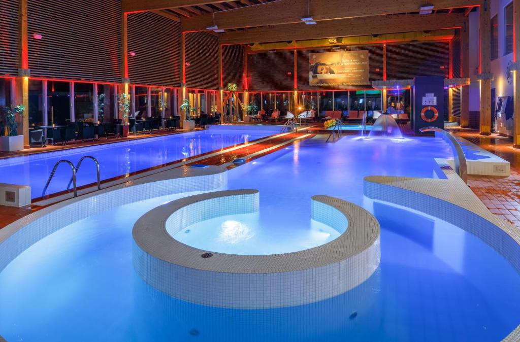 纳尔瓦约埃苏摩瑞索温泉&酒店的大楼内带热水浴池的大型游泳池