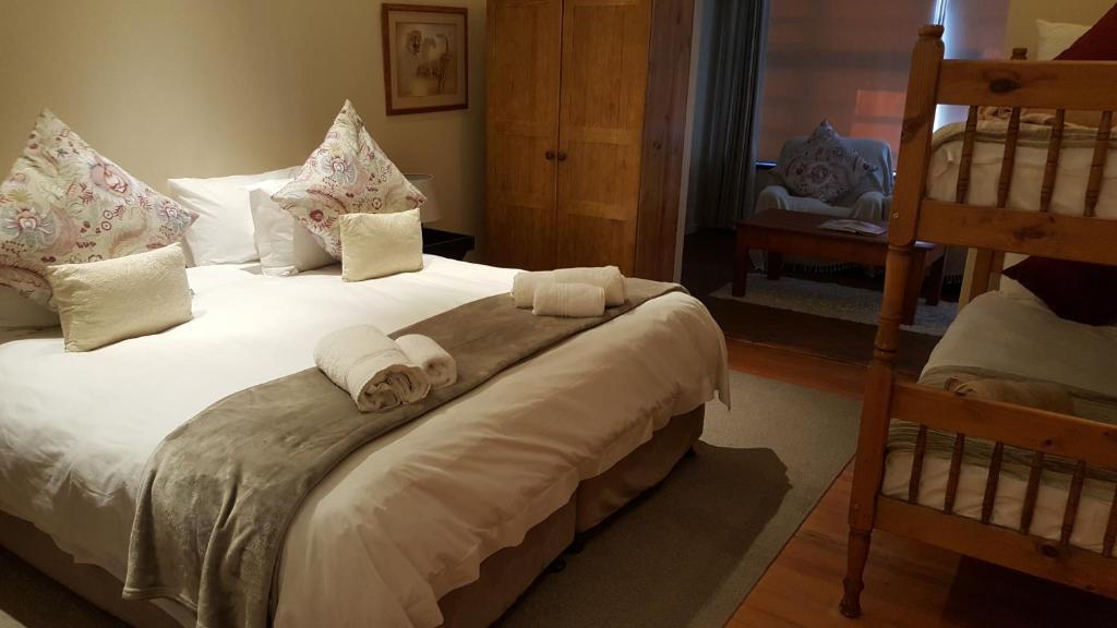 伊丽莎白港Copperpot Guesthouse的一间卧室配有带毛巾的床