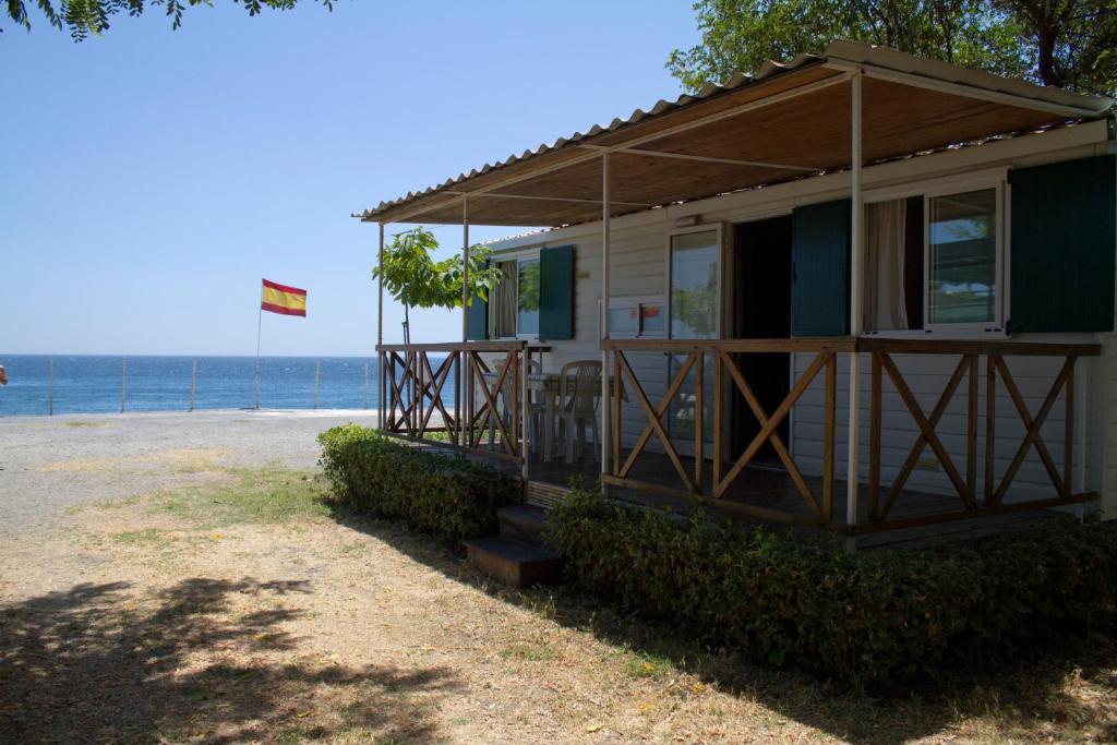 圣阿莱西奥·希库洛拉弗斯塔斯库拉露营地的海滩上带门廊的房子
