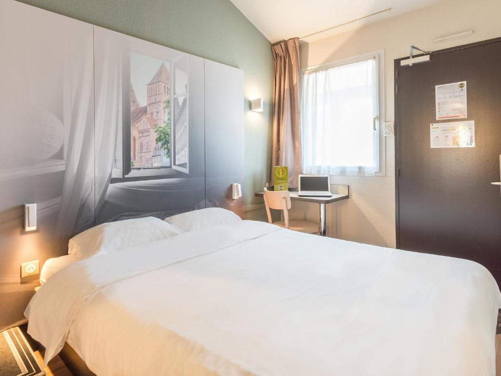 盖斯波尔塞姆B&B HOTEL Strasbourg Sud Geispolsheim的卧室设有一张白色大床和一扇窗户。