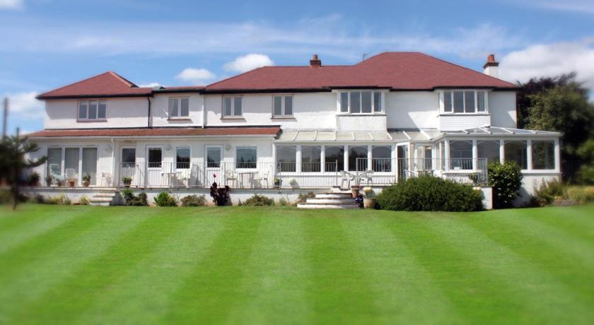 巴德利索尔特顿长程酒店的大型白色房屋,设有大型绿色草坪