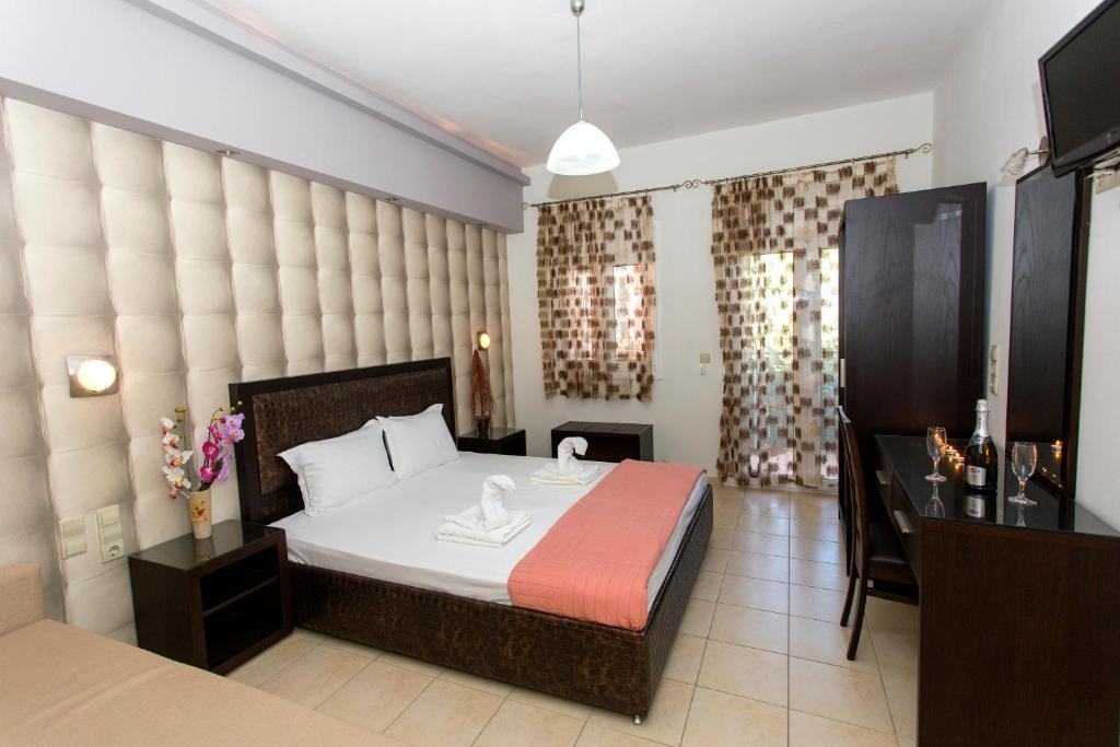帕尔加乐丽斯塔斯2号一室公寓旅馆的酒店客房配有一张床、一张书桌和一张西德西德西德西德床
