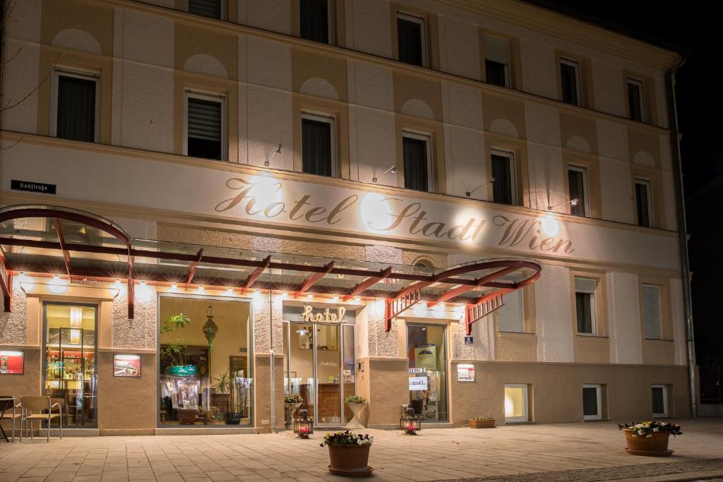 巴特斯哈尔巴赫维也纳城市酒店的夜间在建筑物前的商店