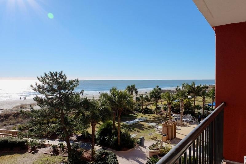 默特尔比奇Beach Colony Ocean Front Executive Suite的从度假村的阳台可欣赏到海滩景色