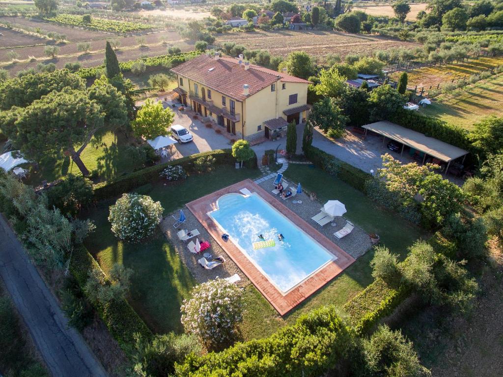 科尔托纳Casa Elena的享有带游泳池的房屋的空中景致