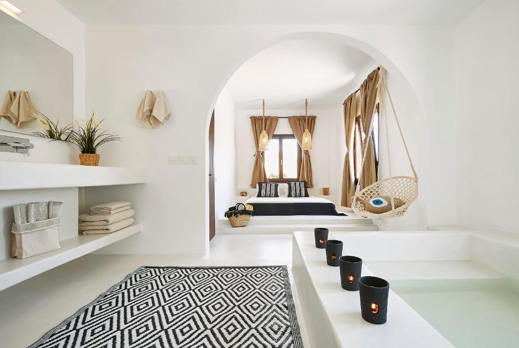 梅萨雷亚勒布朗克套房度假屋的白色的客房配有床和黑白地毯。