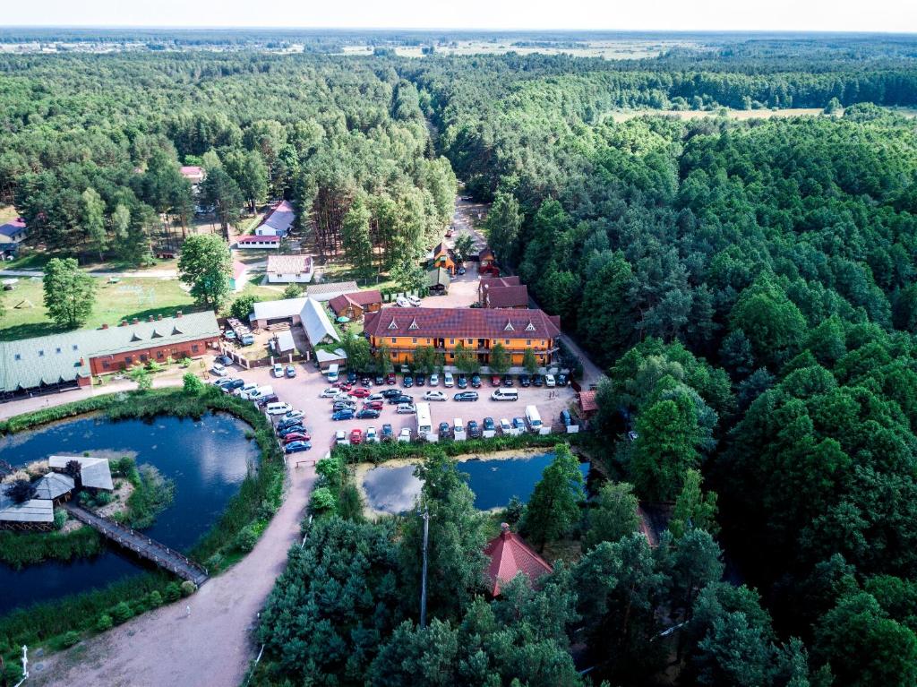 斯维季亚济格里克德维尔酒店的享有湖泊上的旅馆空中景致