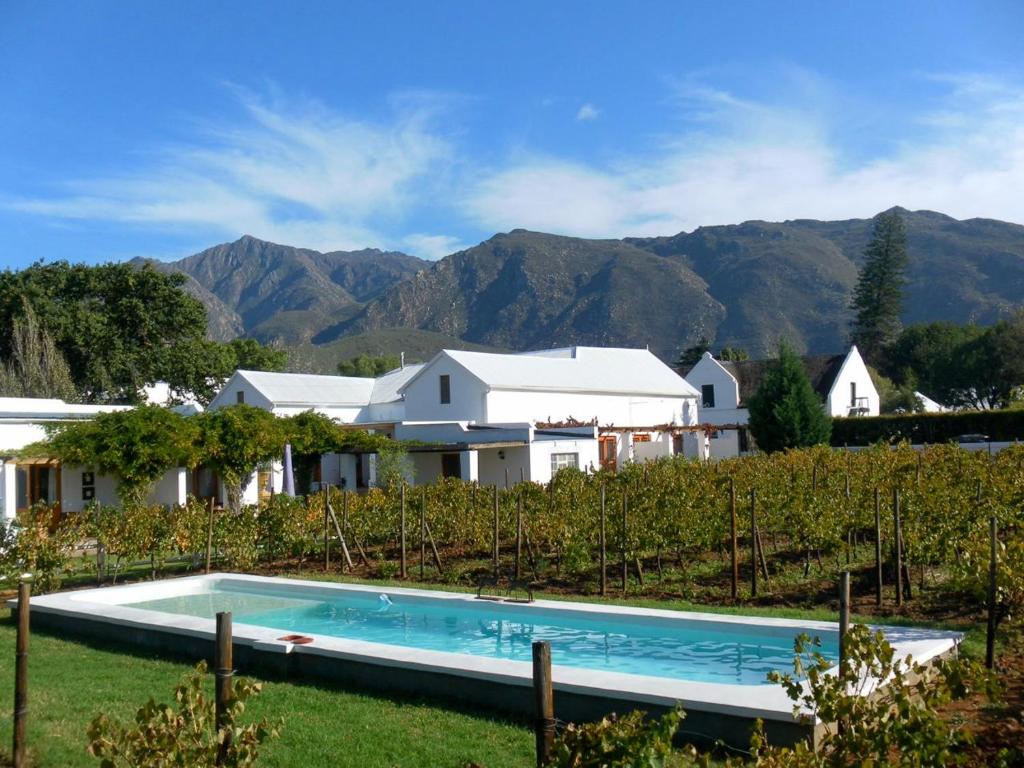 蒙塔古葡萄园乡村住宅酒店的一座别墅,设有游泳池和山脉