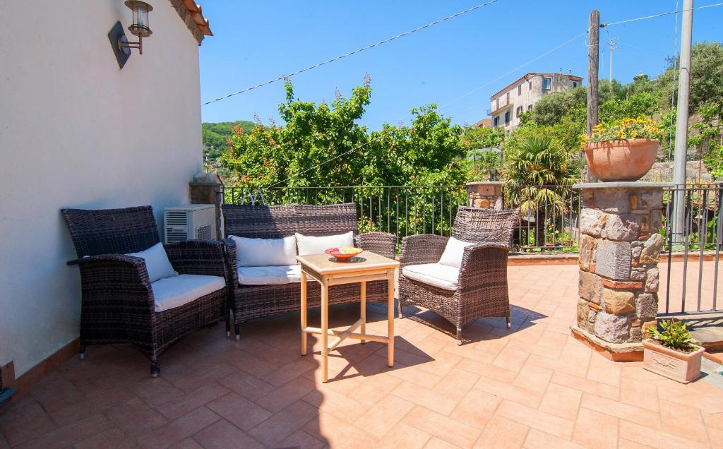 圣安吉洛里加利度假酒店的庭院设有藤椅和木桌