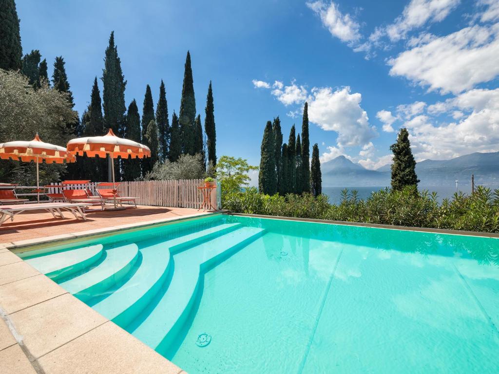 托里德尔贝纳科Residence Gardasee 2的享有水景的游泳池