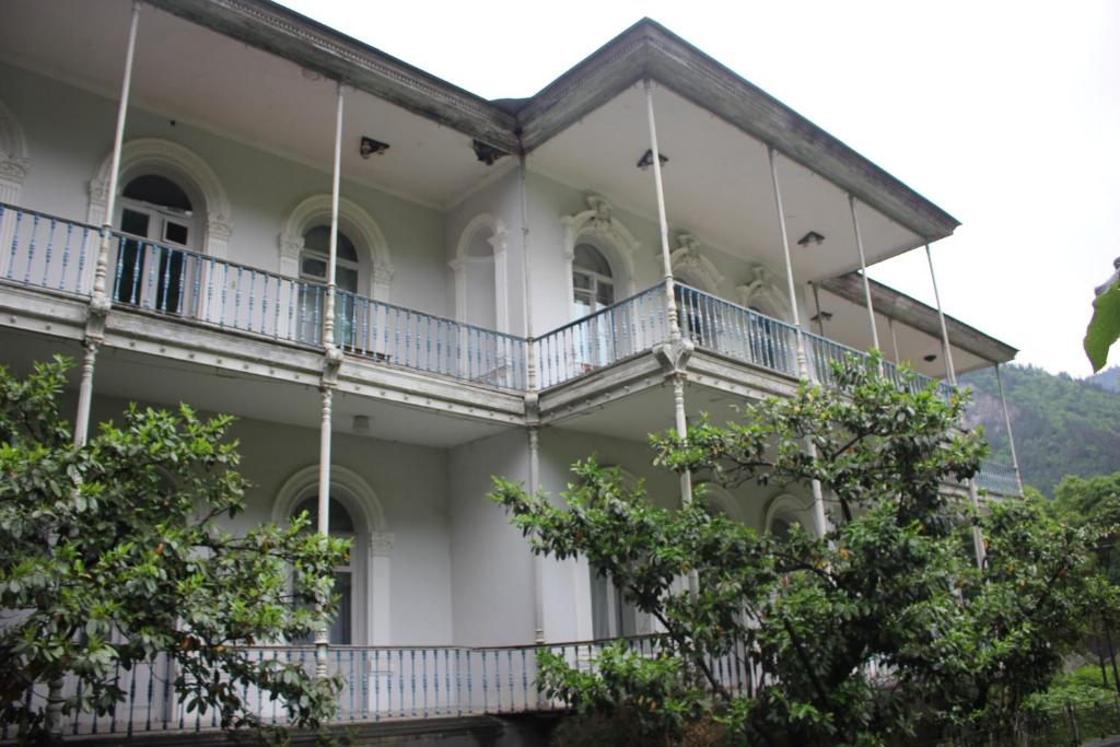 博尔若米Firuza Hostel的带阳台的大型白色建筑