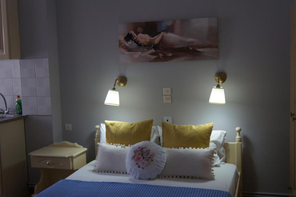 帕蒂迪里奥斯特拉一室公寓的一间卧室配有一张带黄色枕头和两个灯的床。
