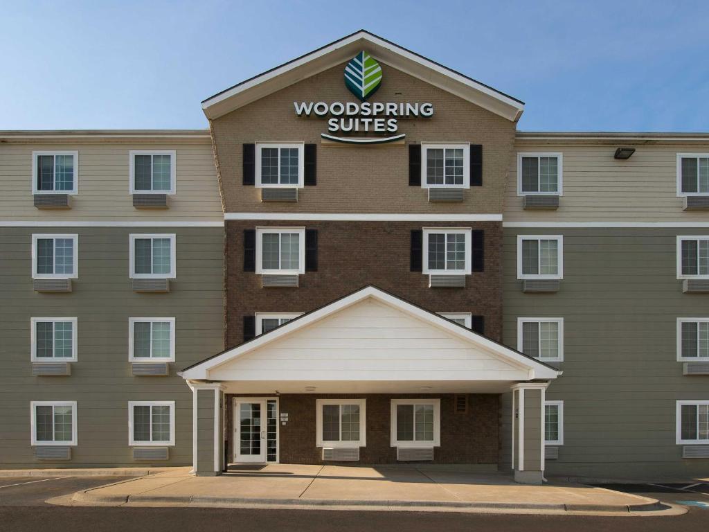 MerriamWoodSpring Suites Kansas City Mission的一座建筑上标有木工套房