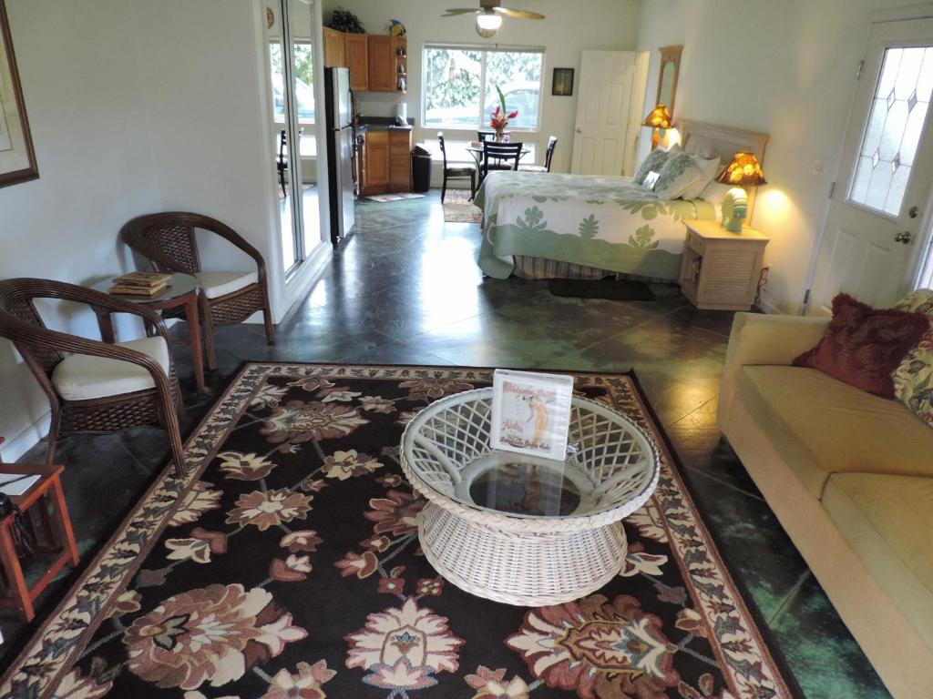 科洛阿Hale Pua Villa - Hibiscus Suite的客厅配有沙发和桌子