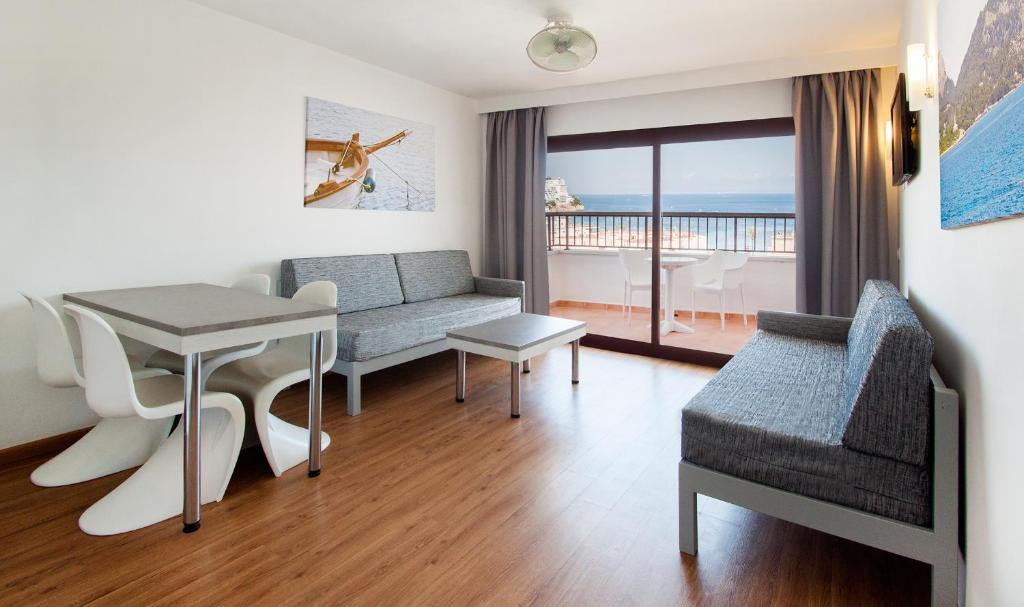 马盖鲁夫索尔伊维拉公寓的客厅配有沙发和桌子
