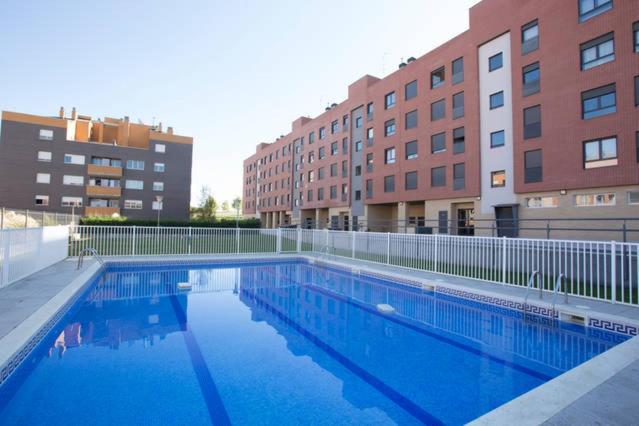 洛格罗尼奥Apartamento Italia piscina aire acondicionado a 5 minutos del centro en coche ideal para mascotas的一座大型游泳池,位于部分建筑前