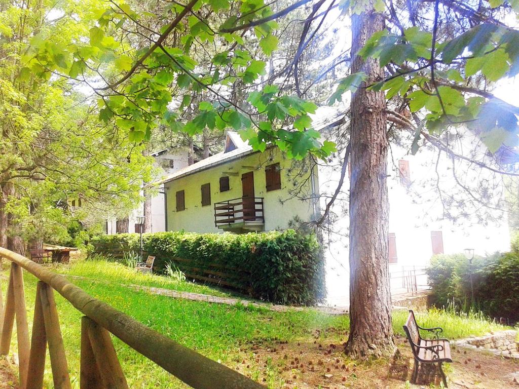 米努茨安诺维拉吉奥巴里拉里公寓的白色的房子,有栅栏和树