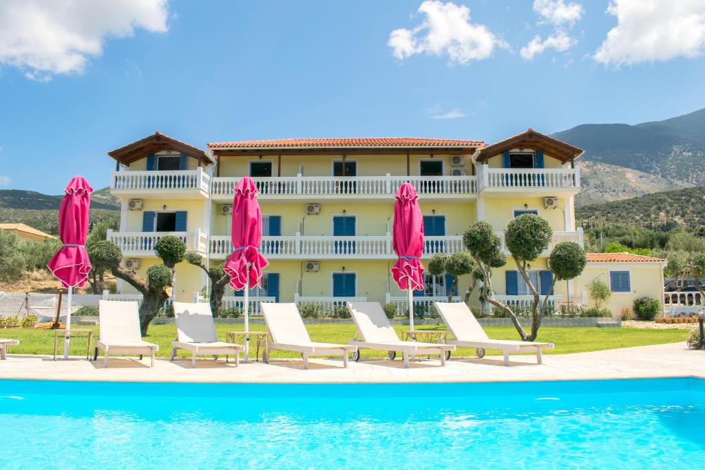 莫斯塔Elaias Gi Residence的一个带躺椅和游泳池的度假村