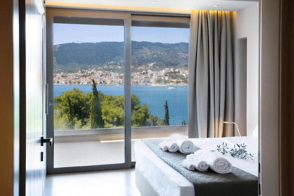 斯基亚索斯镇Core Luxury Suites的卧室设有海景大窗户