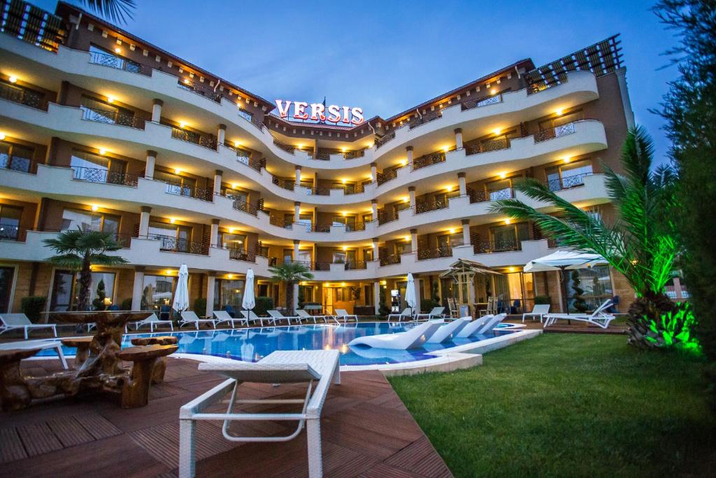 阳光海滩维尔希斯精品公寓式酒店的夜间设有游泳池的酒店
