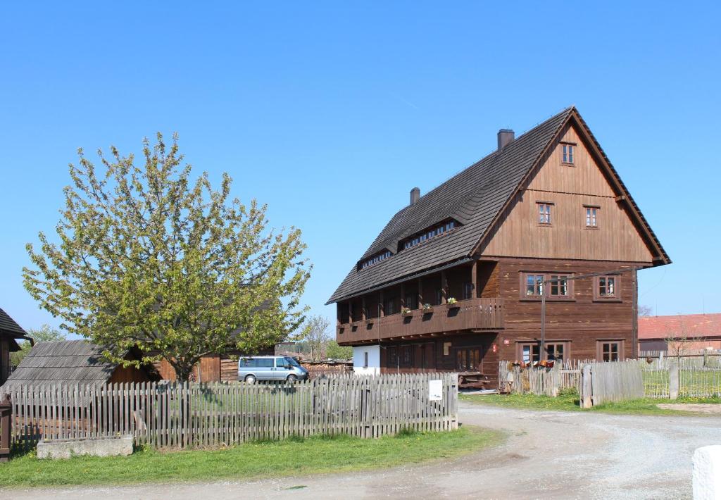 Třebechovice pod OrebemApartmán ve Skanzenu的前面有一个栅栏的大木谷仓