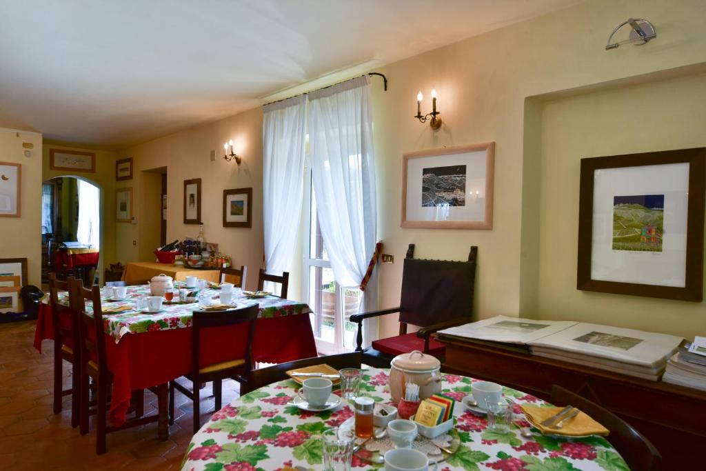 拉莫拉拉特烈迪皮埃弗拉沃加利纳酒店的一间用餐室,配有两张带红色桌布的桌子
