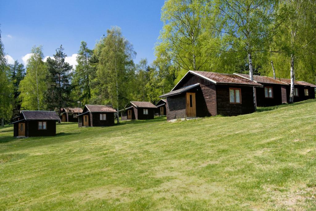 卡罗维发利Camp Vary - Vítkova Hora - Veitsberg的草场上的小屋