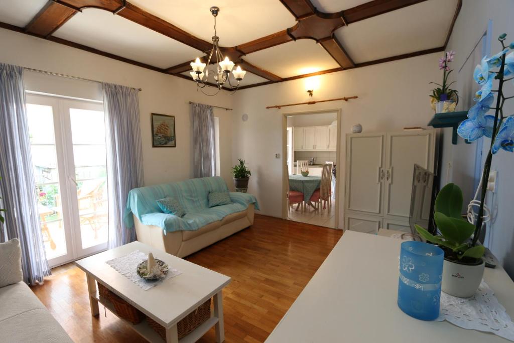 诺瓦利娅Apartment Pijer的客厅配有沙发和桌子