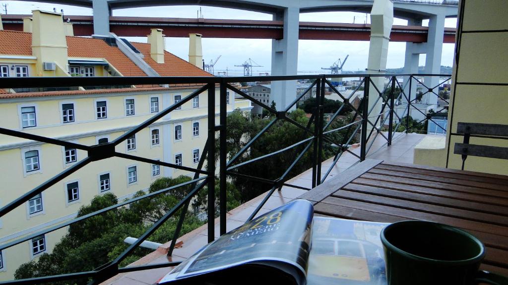 里斯本Riverfront studio的阳台配有桌子,享有建筑的景致。