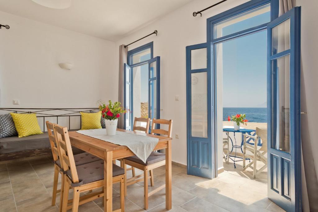 雷夫科斯卡尔帕索Alisachni Villas的一间配备有桌椅的海景用餐室