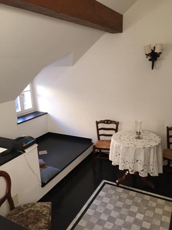 切尔沃Affittacamere San Giorgio的配有桌子和桌椅的房间