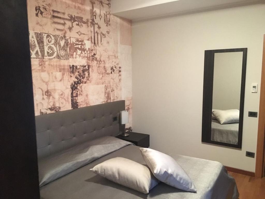 杜比诺玛洛依亚酒店的一间卧室配有一张带大镜子的床