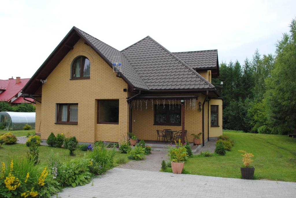 波拉齐克Dom Gościnny的黑色屋顶的黄色房子