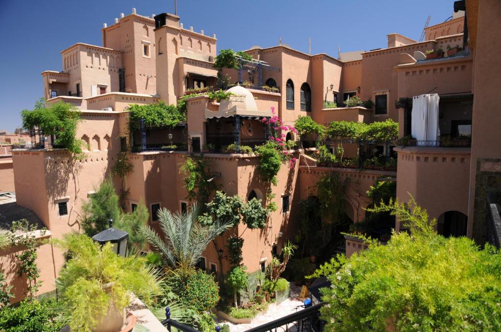 瓦尔扎扎特Hôtel Riad Dar Daïf的一组建筑,上面有植物