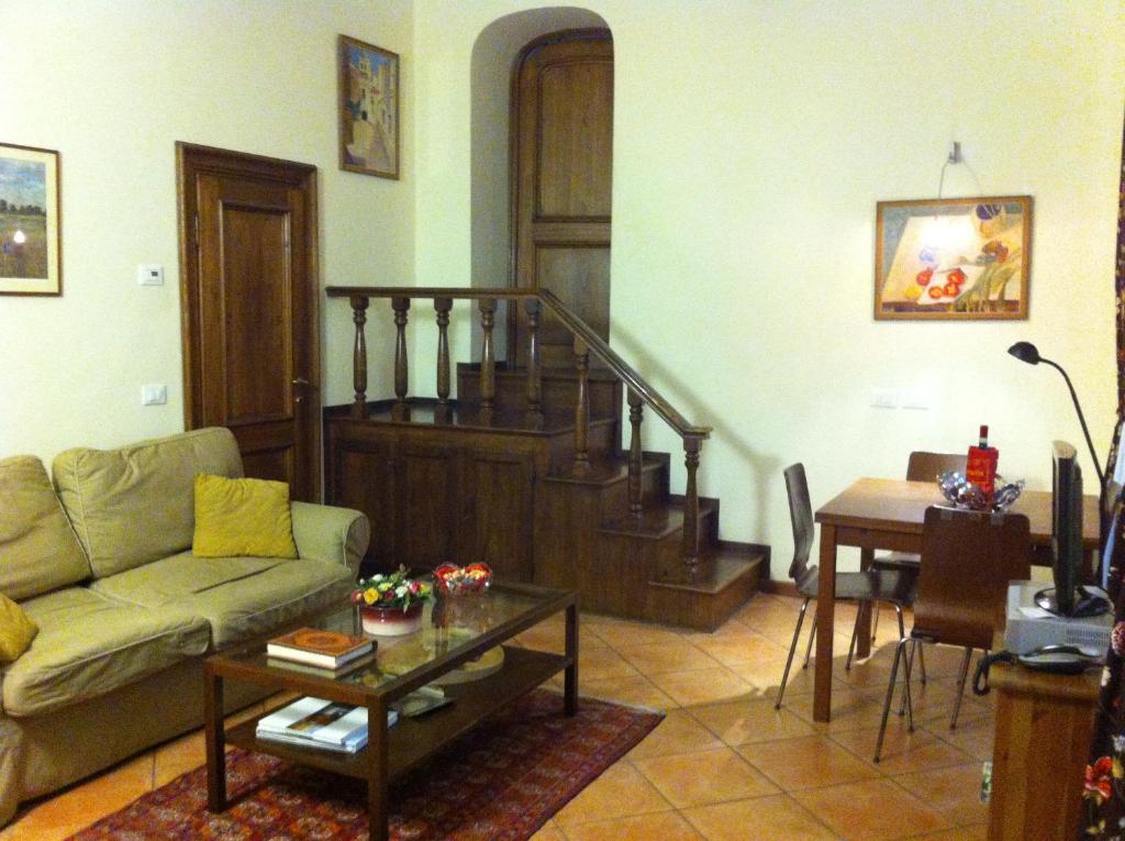佛罗伦萨Leoni的客厅配有沙发和桌子