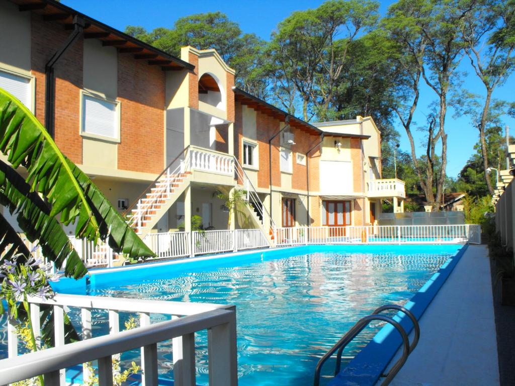 康考迪亚Casa Di Aqua Apart Hotel的大楼前的游泳池